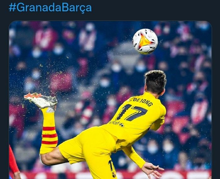 Striker Barcelona, Luuk de Jong, melakukan back-flip yang masih gagal berbuah gol pada laga Liga Spanyol melawan Granada, Sabtu (8/1/2022).