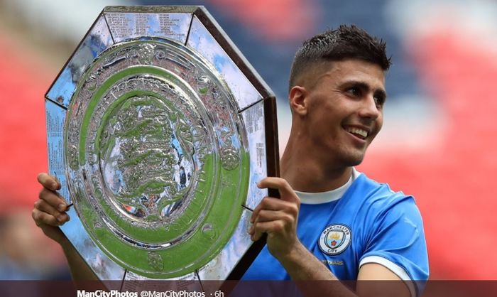 Rekrutran terbaru Manchester City, Rodri, mengangkat trofi Community Shield 2019 usai mengalahkan Liverpool.