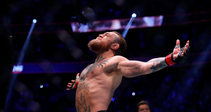 Selebrasi Conor McGregor usai menang dalam waktu 40 detik lawan Donald Cerrone pada UFC 246 di T-Mobile Arena, Las Vegas, Minggu (19/1/2020). 