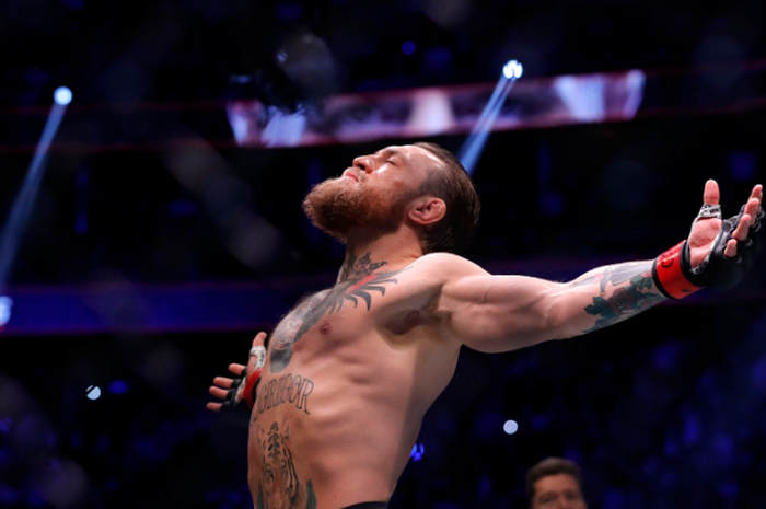 Selebrasi Conor McGregor usai menang dalam waktu 40 detik lawan Donald Cerrone pada UFC 246 di T-Mobile Arena, Las Vegas, Minggu (19/1/2020). 