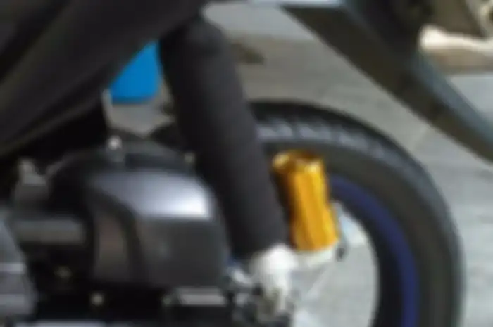 Cover sokbreker terpasang di motor