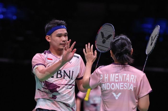 Pasangan ganda campuran Indonesia, Rinov Rivaldy/Pitha Haningtyas Mentari saat berlaga di babak 32 besar Kejuaraan Dunia 2023 di Royal Arena, Kopenhagen, Denmark, Rabu (23/8/2023).