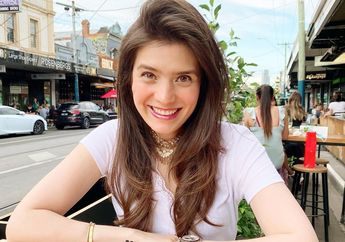 Outfitnya Gak Pernah Gagal, Intip Potret Carissa Puteri Saat Pamer OOTD Mewah di Tengah Kota Melbourne!