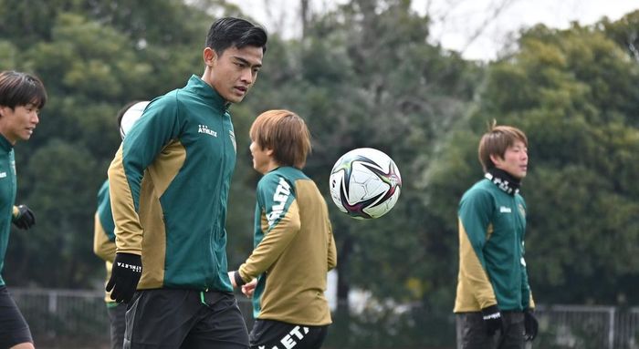 Pratama Arhan sedang melakukan latihan bersama tim Tokyo Verdy.