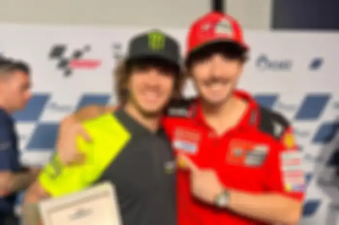 Marco Bezzecchi (kiri) dibeberkan tak ingin mendahului Francesco Bagnaia karena keberpihakan dan team order. 