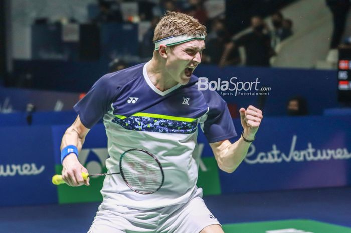 Pebulu tangkis tunggal putra Denmark, Viktor Axelsen, meluapkan ekspresinya saat menghadapi Anthony Sinisuka Ginting (Indonesia) di perempat final Indonesia Open 2022 di Istora Gelora Bung Karno, Senayan, Jakarta, 17 Juni 2022.