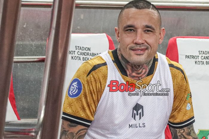 Pemain baru Bhayangkara FC, Radja Nainggolan, tampak sempat berada pada bangku cadangan dalam laga pekan ke-23 Liga 1 2023 di Stadion Patriot Candrabhaga, Bekasi, Jawa Barat, Minggu (17/12/2023).