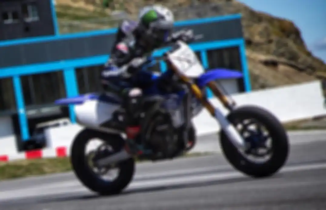 Ilustrasi. Maverick Vinales latihan ngegas motor beneran di sirkuti Andorra Pas de la Casa naik motor Yamaha YZ450F SM alias Supermoto