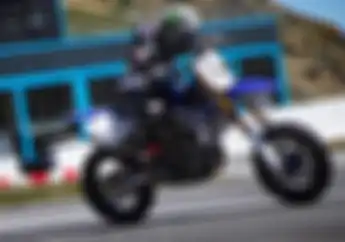 Sudut Ambil Gambarnya Gak Biasa, Aksi Maverick Vinales Ngegas Motor Supermoto, Keren Abis