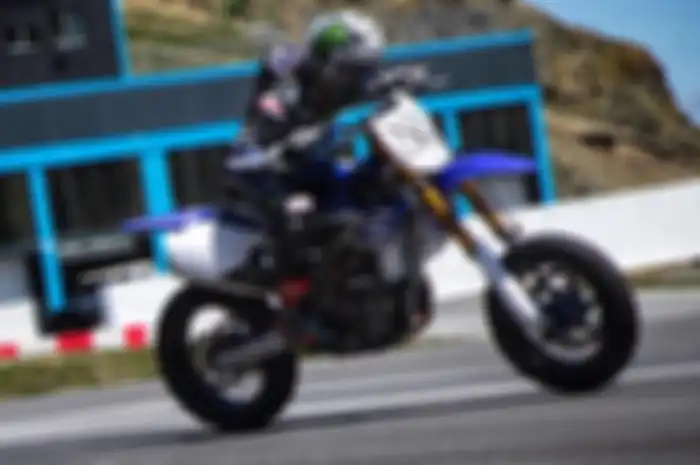 Maverick Vinales latihan ngegas motor beneran di sirkuti Andorra Pas de la Casa naik motor Yamaha YZ450F SM alias Supermoto