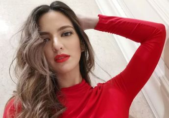 Cantiknya Nia Ramadhani Saat Duduk Santai di Balon Unicorn Kolam Renang dalam Balutan Rainbow Dress, Nyonya Sosialita!