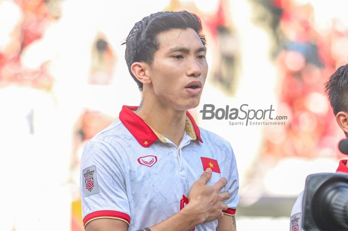 Bek sayap kiri timnas Vietnam, Doan Van Hau, sedang menyanyikan lagu kebangsaan jelang berlaga pada leg pertama semifinal Piala AFF 2022 di Stadion Gelora Bung Karno, Senayan, Jakarta, 6 Desember 2023.