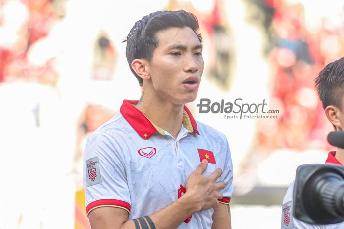 Bek sayap kiri timnas Vietnam, Doan Van Hau, sedang menyanyikan lagu kebangsaan jelang berlaga pada leg pertama semifinal Piala AFF 2022 di Stadion Gelora Bung Karno, Senayan, Jakarta, 6 Desember 2023.