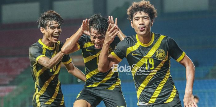 Dari kiri ke kanan: Adam Farhan Mohd Faizal, Muhammad Alif Farhan Fauzi, Muhammad Aliff  Izwan Yuslan sedang melakukan selebrasi seusai bikin gol untuk timnas U-19 Malaysia di Stadion Patriot Candrabhaga, Bekasi, Jawa Barat, 15 Juli 2022.