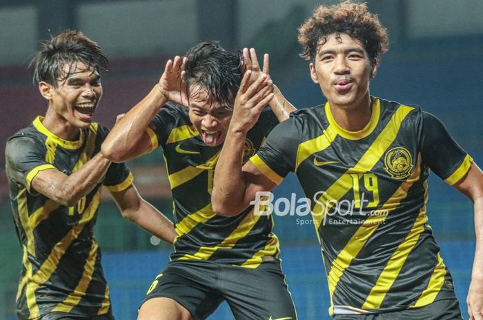 Dari kiri ke kanan: Adam Farhan Mohd Faizal, Muhammad Alif Farhan Fauzi, Muhammad Aliff  Izwan Yuslan sedang melakukan selebrasi seusai bikin gol untuk timnas U-19 Malaysia di Stadion Patriot Candrabhaga, Bekasi, Jawa Barat, 15 Juli 2022.