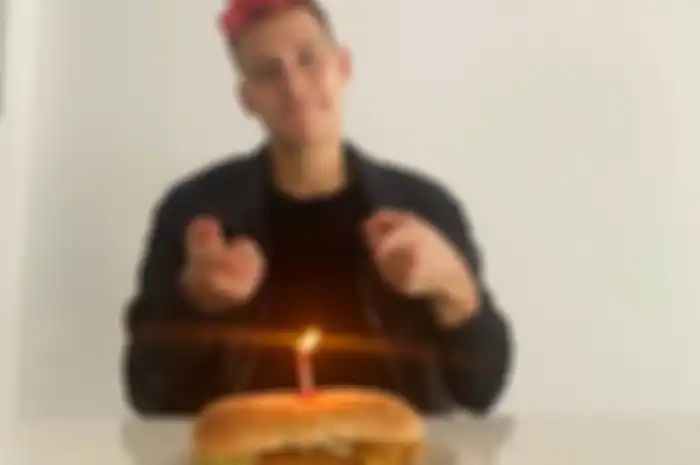 Fabio Quartararo merayakan HUT di masa karantina wabah virus corona. Pun begitu tetap bermakna meski kue HUT-nya hanya sandwich (roti isi) dengan sebatang lilin