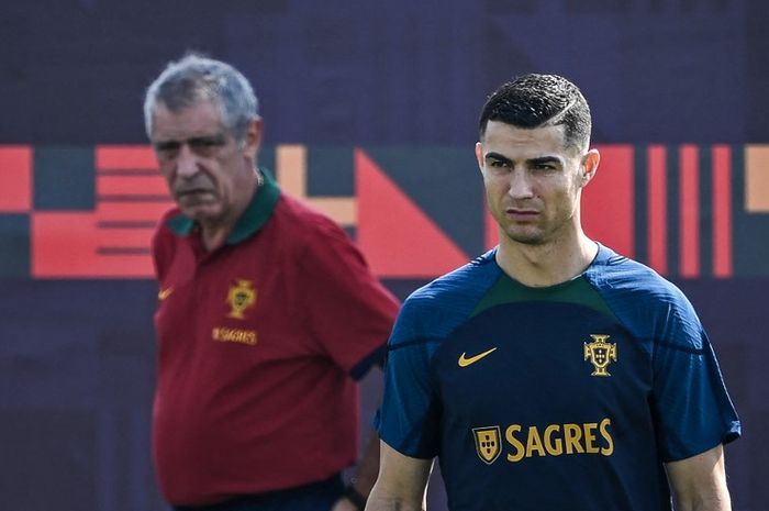 Cristiano Ronaldo diawasi Fernando Santos dalam sesi latihan di Al Samriya (20/11/2022), jelang laga timnas Portugal vs Ghana di Piala Dunia 2022.