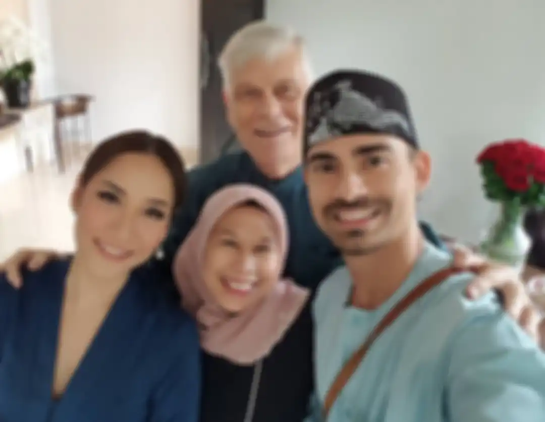 Bunga Citra Lestari bersama mendiang Ashraf Sinclair dan kedua mertuanya