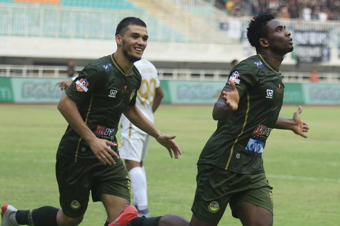 Selebrasi penyerang PS Tira Persikabo, Osas Saha (kanan), setelah mencetak gol ke gawang PSS Sleman pada pekan ke-15 Liga 1 2019 di Stadion Pakansari, Cibinong, Kabupaten Bogor, Senin (19/8/2019).