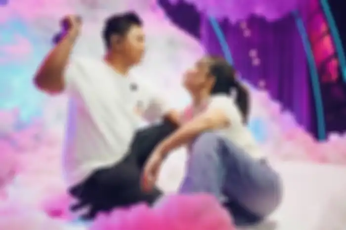 Foto mesra Denny Caknan dan Happy Asmara bikin baper. Kedunya tak sungkan umbar kemesraan di depan kamera. Ternyata mereka sudah dekat sejak lama.