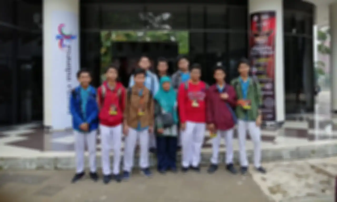 Pemain SMA yang didukung oleh Gurunya