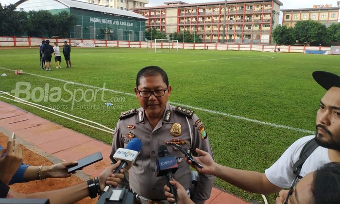 Manajer Bhayangkara FC Sumardji menjawab pertanyaan wartawan di Stadion PTIK, Jakarta Selatan, Senin (4/2/2019).