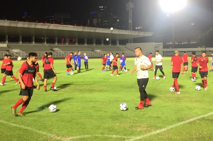 Pemain timnas Indonesia sedang melakukan latihan pada hari pertama TC di bawah pelatih Shin Tae-yong, Jumat (15/2/2020) di Stadion Madya, Senayan, Jakarta.