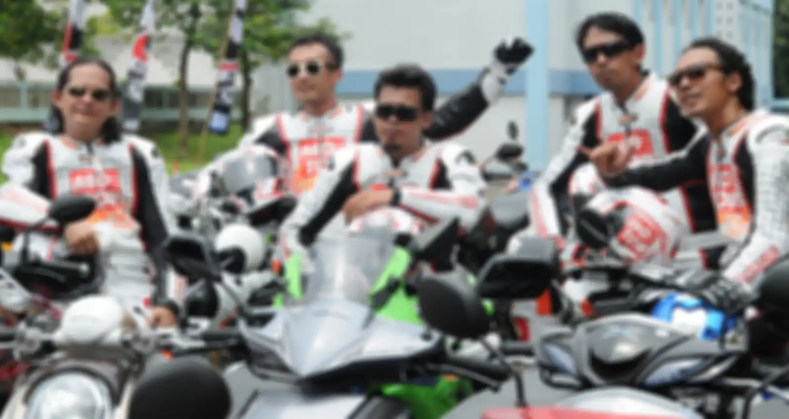 (paling kiri) Marcel Andries bagian tim test ride MOTOR Plus Award 2010