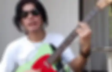 Daur Ulang Lagu Koes Plus, Damon Koeswoyo Nyanyikan Kembali 'Biarlah Ini Terjadi'