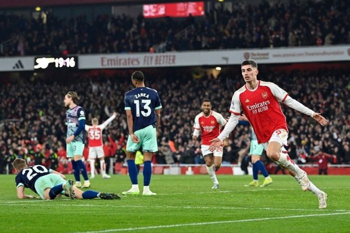 Gelandang Arsenal, Kai Havertz (kanan), melakukan selebrasi gol ke gawang Brentford dalam laga Liga Inggris di Stadion Emirates, London, 9 Maret 2024.