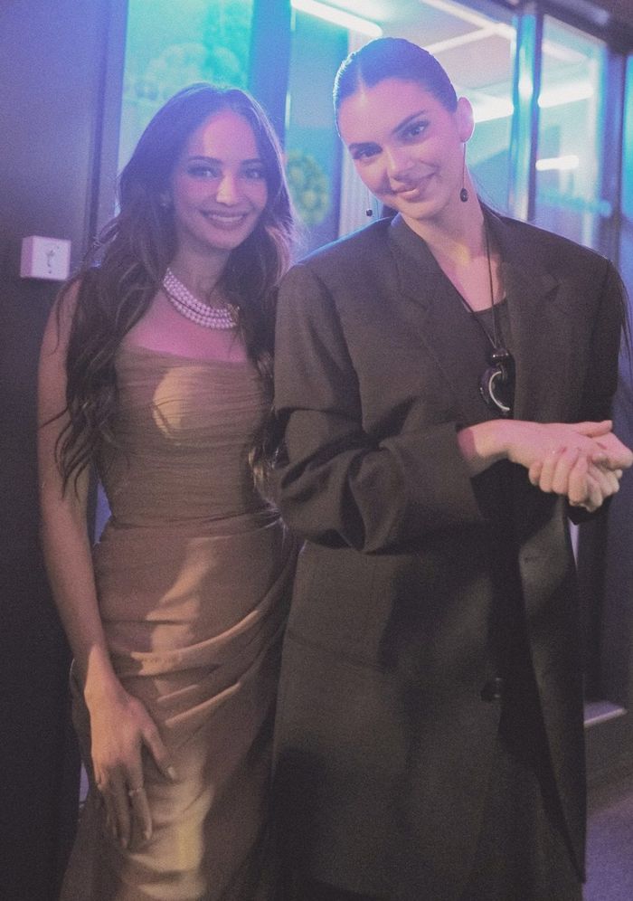 Enzy Storia dan Kendall Jenner di acara after-event Paris Fashion Week.