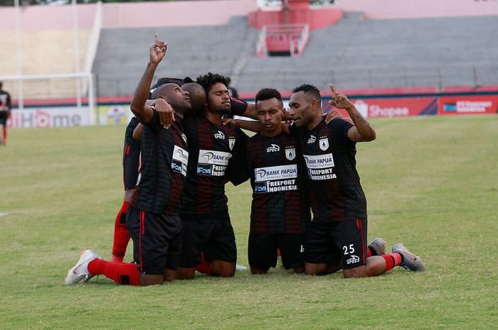 Pemain Persipura Jayapura melakukan selebrasi Titus Bonai mencetak gol saat laga melawan Persela Lamongan pada pekan ke-18 Liga 1 2019.