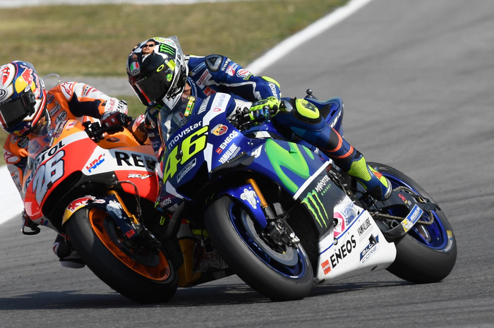 Dani Pedrosa versus Valentino Rossi di MotoGP San Marino 2016, start posisi 8 hingga kalahkan 3 pembalap juara dunia MotoGP dan jadi juara