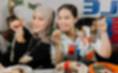 Olla Ramlan dan Nagita Slavina nampak sedang makan pecel lele.