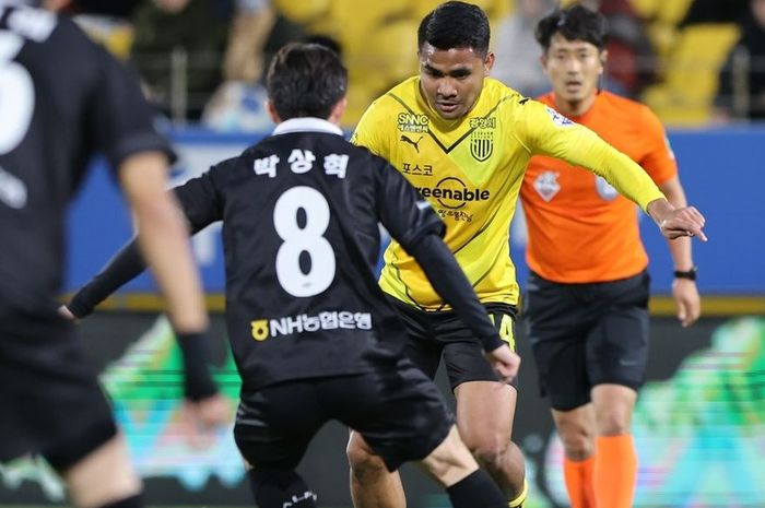 Bek Jeonnam Dragons, Asnawi Mangkualam, saat pertandingan melawan Seongnam FC, Sabtu (8/4/2023).