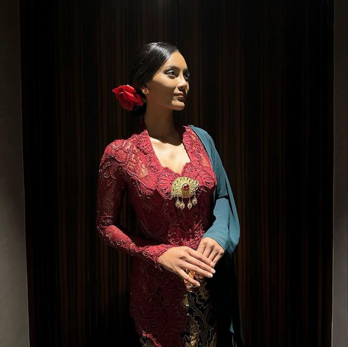 Erika Carlina dalam balutan kebaya merah Intan Avantie.