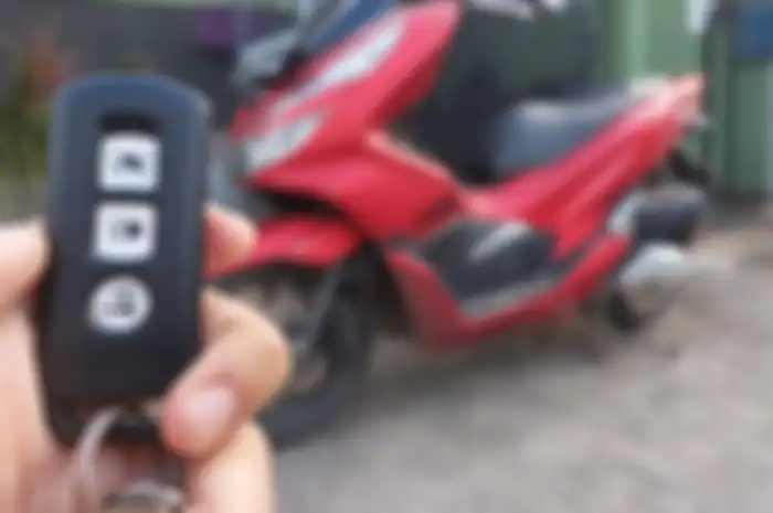 Ilustrasi remote keyless Honda PCX150. Motor ditinggal mudik lebaran, remote keyless harus dimatikan ketika parkir di rumah?