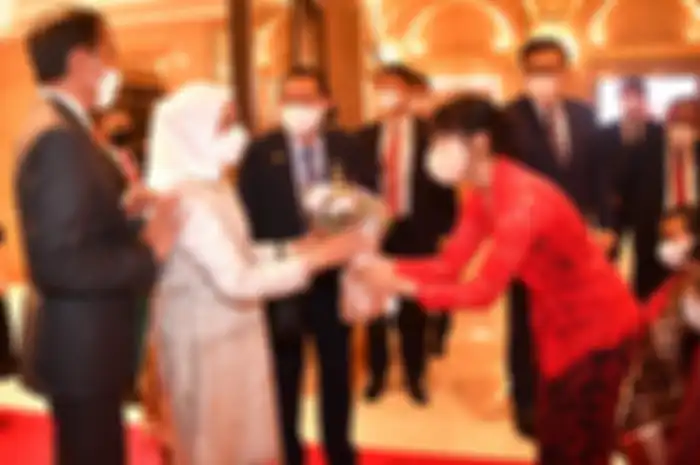 Member girl group Secret Number, Dita Karang menyambut kedatangan Jokowi dan Iriana di Seoul, Korea