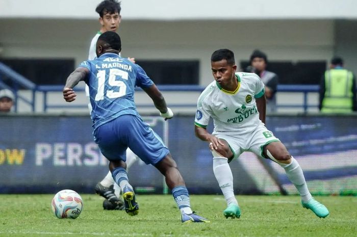 Suasana pertandingan antara Persib Bandung melawan Persikabo 1973 di Stadion Gelora Bandung Lautan Api, Bandung, Sabtu (16/9/2023).