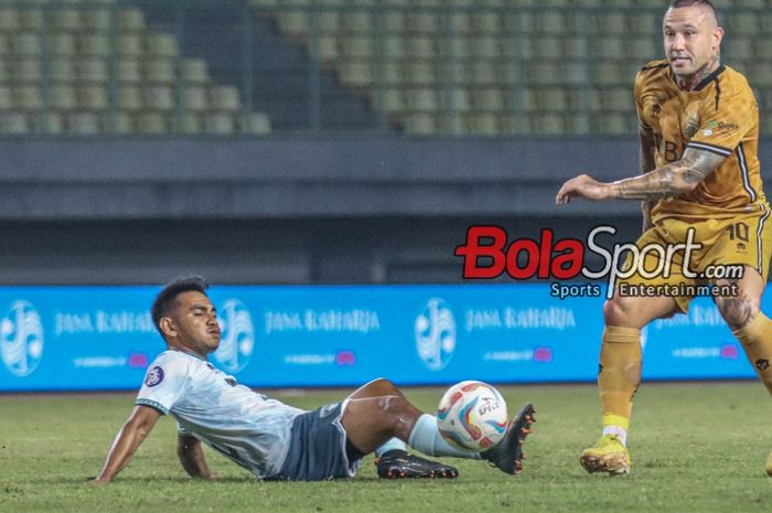 Radja Nainggolan (kanan) sedang menguasai bola dan dibayangi Abrizal Umanailo (kiri) dalam laga pekan ke-23 Liga 1 2023 antara Bhayangkara FC versus Persita Tangerang di Stadion Patriot Candrabhaga, Bekasi, Jawa Barat, Minggu (17/12/2023).