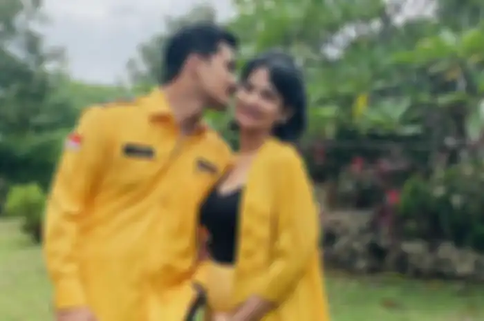 Tampilan Vanessa Angel saat foto bareng suami dengan perut buncit yang mulai terlihat