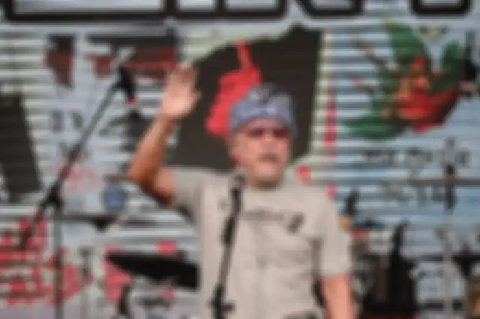 Iwan Fals tampil pertama kali di kota Poso dan nyanyikan lagu daerah 'Doni Dole'.