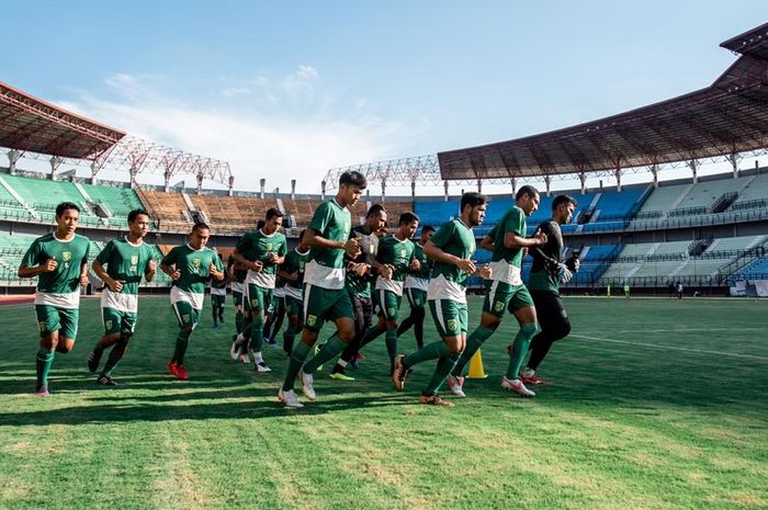 Para pemain Persebaya berlari keliling lapangan sebelum memulai latihan perdana selama Ramadhan di Stadion Gelora Bung Tomo, Surabaya, pada 7 Mei 2019.