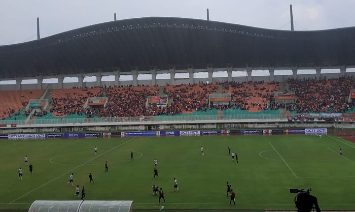 Suasana pertandingan antara Tira Persikabo kontra Persija Jakarta pada leg pertama 16 besar Piala Indonesia 2018 di Stadion Pakansari, Kabupaten Bogor, Minggu (17/2/2019).