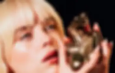 Kini Jualan Parfum, Billie Eilish Ternyata Racik Sendiri Aromanya!