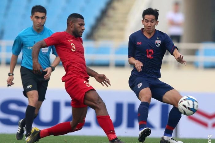 Striker timnas U-23 Indonesia, Marinus Wanewar, saat berebut bola dengan pemain Thailand di Kualifikasi Piala Asia U-23 2020.