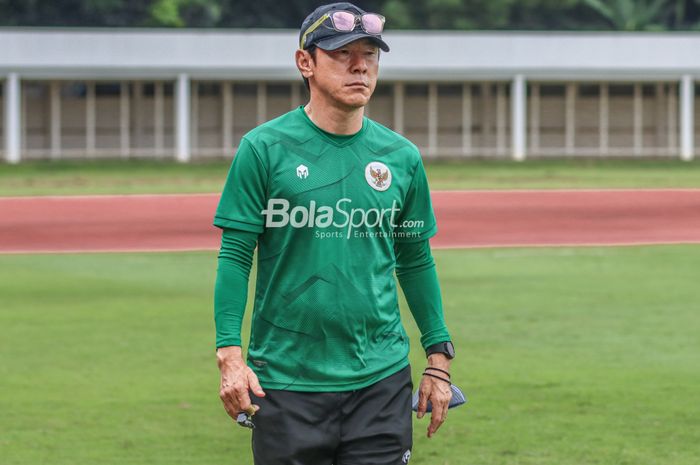 Pelatih timnas U-19 Indonesia, Shin Tae-yong, sedang memantau para pemainnya di Stadion Madya, Senayan, Jakarta, 2 Maret 2022.