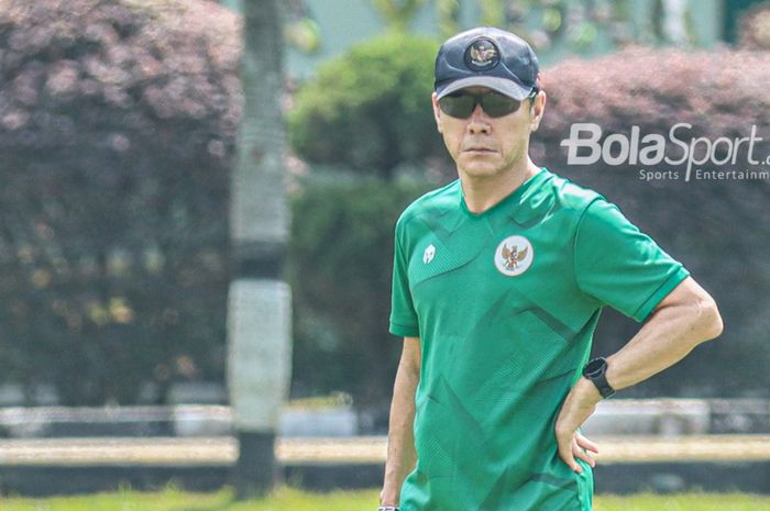 Pelatih timnas U-19 Indonesia, Shin Tae-yong, sedang memantau para pemainnya berlatih di Lapangan Yonif 202 Tajimalela, Bekasi, Jawa Barat, 5 Juli 2022.