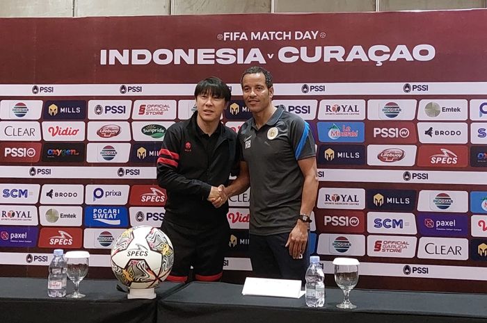 Pelatih Timnas Indonesia, Shin Tae-yong dan pelatih Timnas Curacao Remko Bicentini dalam jumpa pers laga FIFA Matchday di Hotel Haris, Bandung, Jumat (23/9/2022).