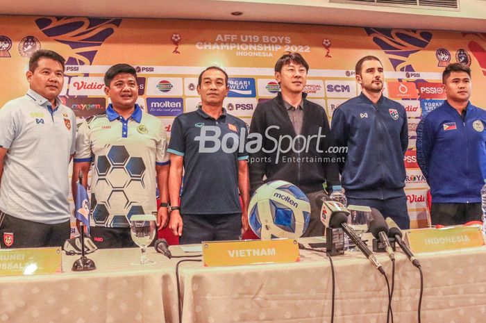 (Dari kiri ke kanan) Sejumlah pelatih timnas yakni Soe Myat Min dari Myanmar, Faizalani Abdul  Ghani dari Brunei Darussalam, Dinh The Namh dari Vietnam, Shin Tae-yong dari Indonesia, Salvador Valero Garcia dari Thailand, dan Pedimonte Christoper Edim dari Filipina sedang jumpa pers pada 1 Juli 2022.